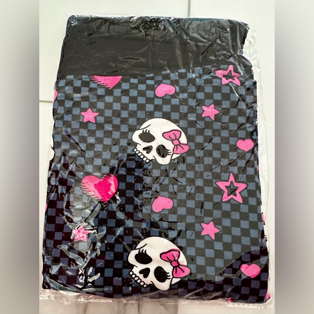 NWT- women’s skull leggings